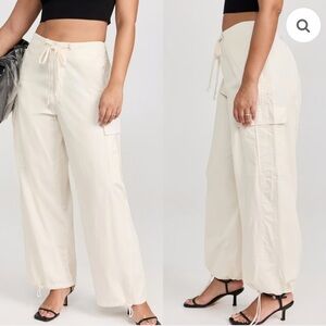 Women’s twill cargo parachute pants by Good American cloud White 001